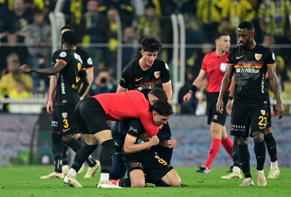 Maç sonu Kadıköy karıştı: 90+4'teki şokun ardından taraftarlar basın tribününe girdi - 3