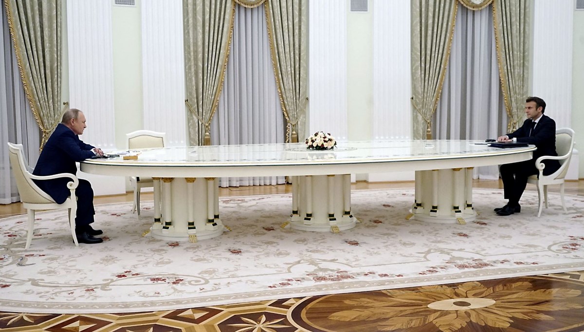 Putin ve Macron’un görüştüğü uzun masanın nedeni belli oldu