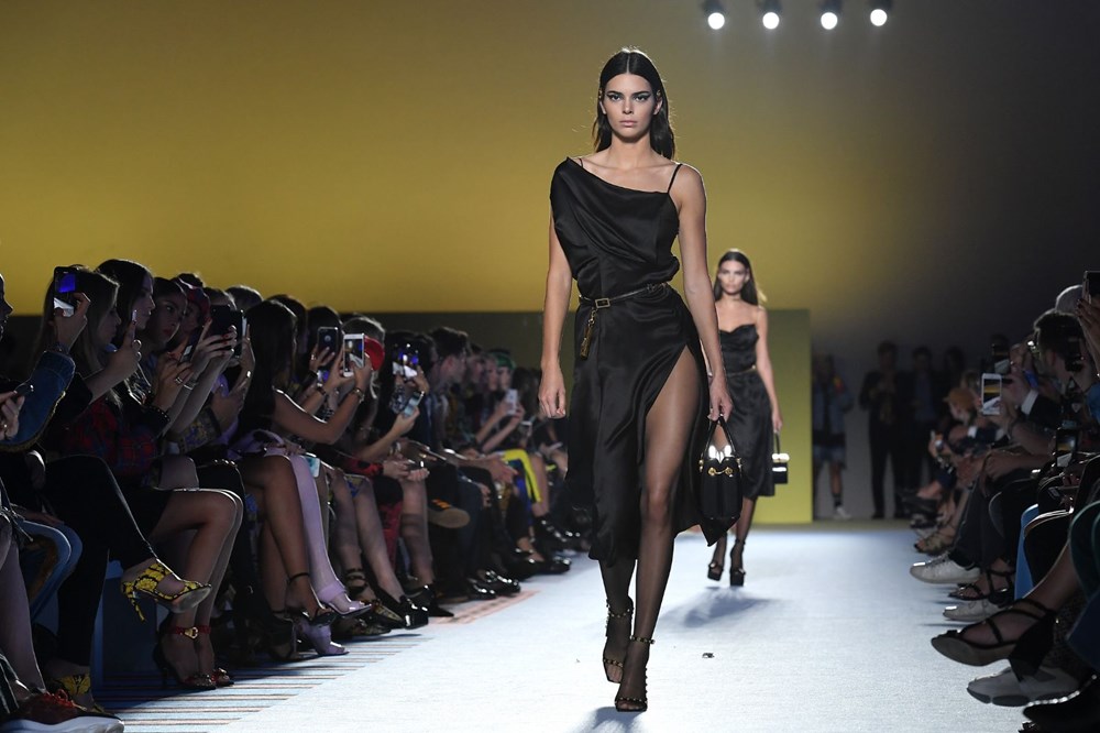 Модный показ. Мода париж catwalk. Кендалл дженнер подиум версаче. Подиум версаче 2023. Модный показ.