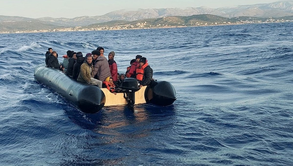 İzmir açıklarında 73 düzensiz göçmen kurtarıldı İzmir açıklarında 73 düzensiz göçmen kurtarıldı