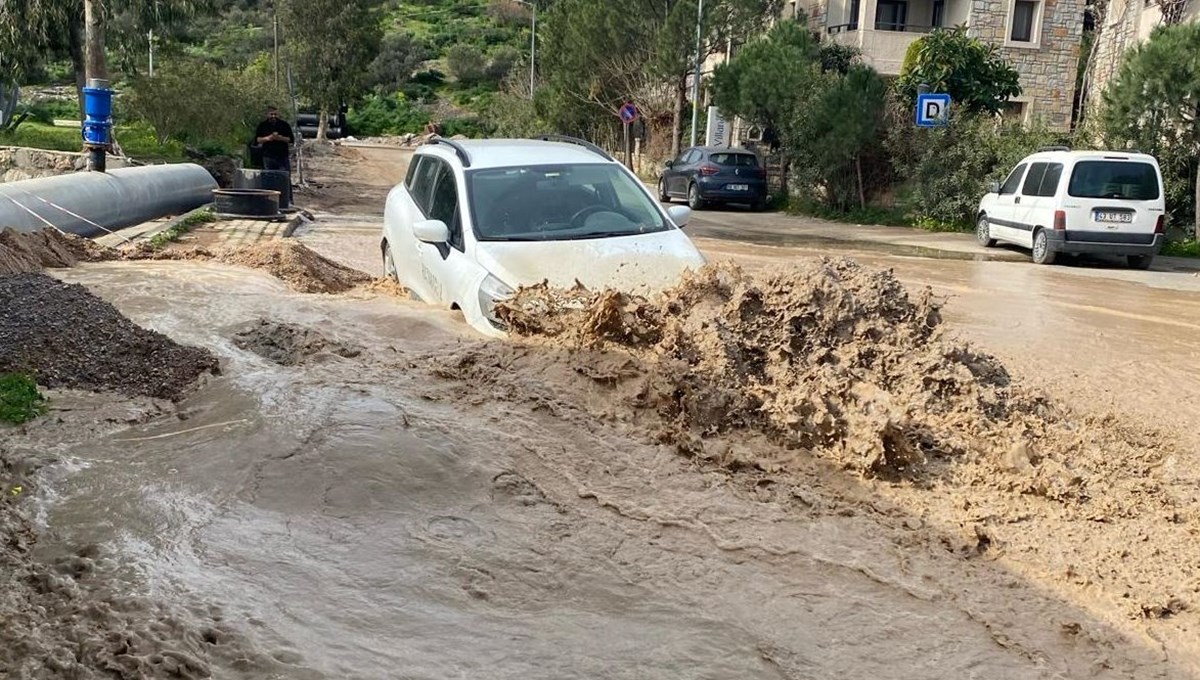 Bodrum'da ana isale hattı patladı: Yolda çukur oluştu