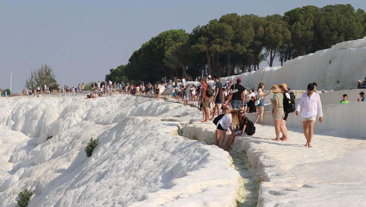 Pamukkale'yi 8 ayda 1 milyon 512 bin kişi ziyaret etti Pamukkale'yi 8 ayda 1 milyon 512 bin kişi ziyaret etti