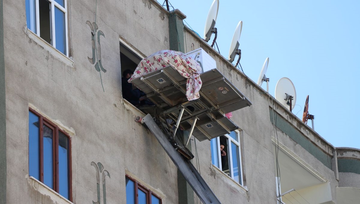 Deprem bölgesi için genelge: Hasarlı evlere nasıl girilecek? Deprem bölgesi için genelge: Hasarlı evlere nasıl girilecek?