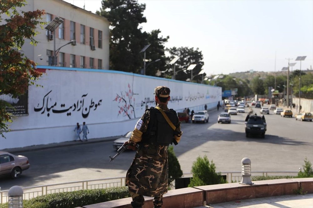 Kabil’de terk edilen ABD büyükelçiliğinin duvarına Taliban bayrağı çizildi - 2