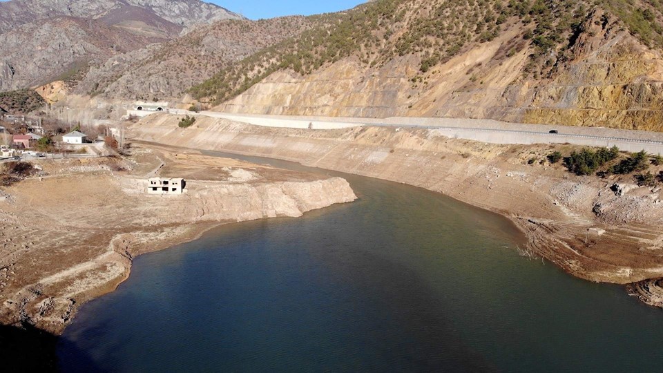 Aralarında 67 km mesafe olan iki barajın su seviyeleri şaşırtıyor - 1