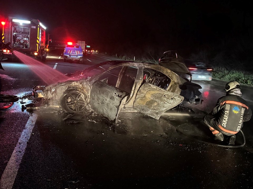 Kaza yapan otomobil alev alev yandı - 1