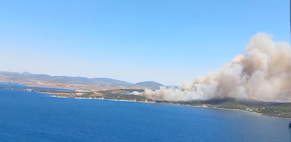 İzmir'in iki ilçesinde orman yangını (Aliağa'da karadan ve denizden tahliyeler başladı) - 1