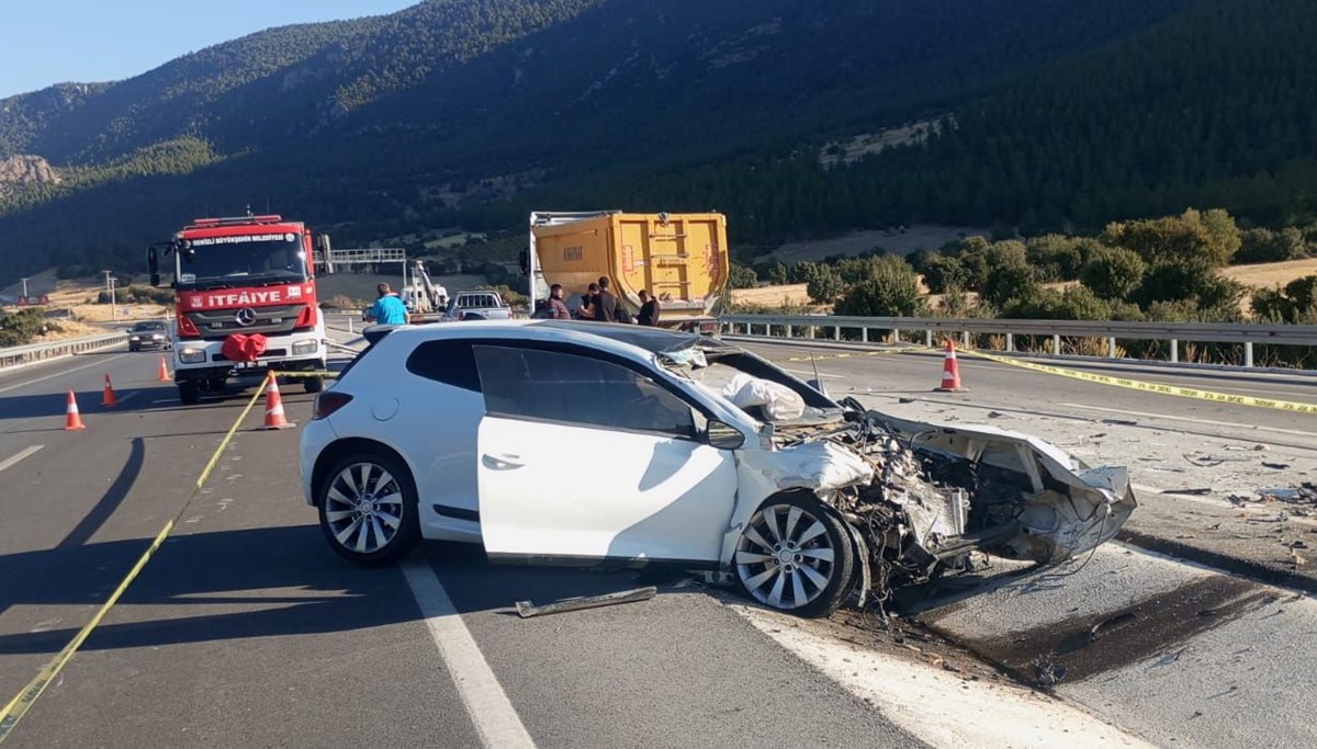 Denizli'de otomobil kamyona çarptı: 1 ölü Denizli'de otomobil kamyona çarptı: 1 ölü