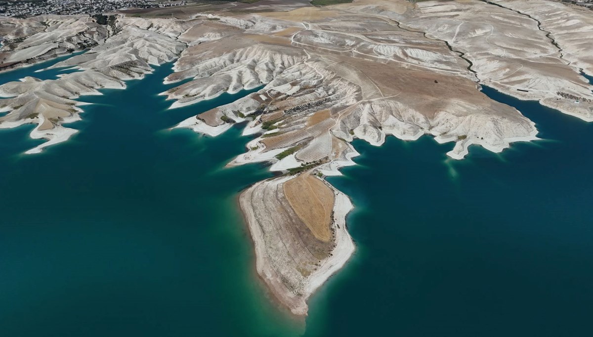 Atatürk Barajı'nda adacıklar ortaya çıktı