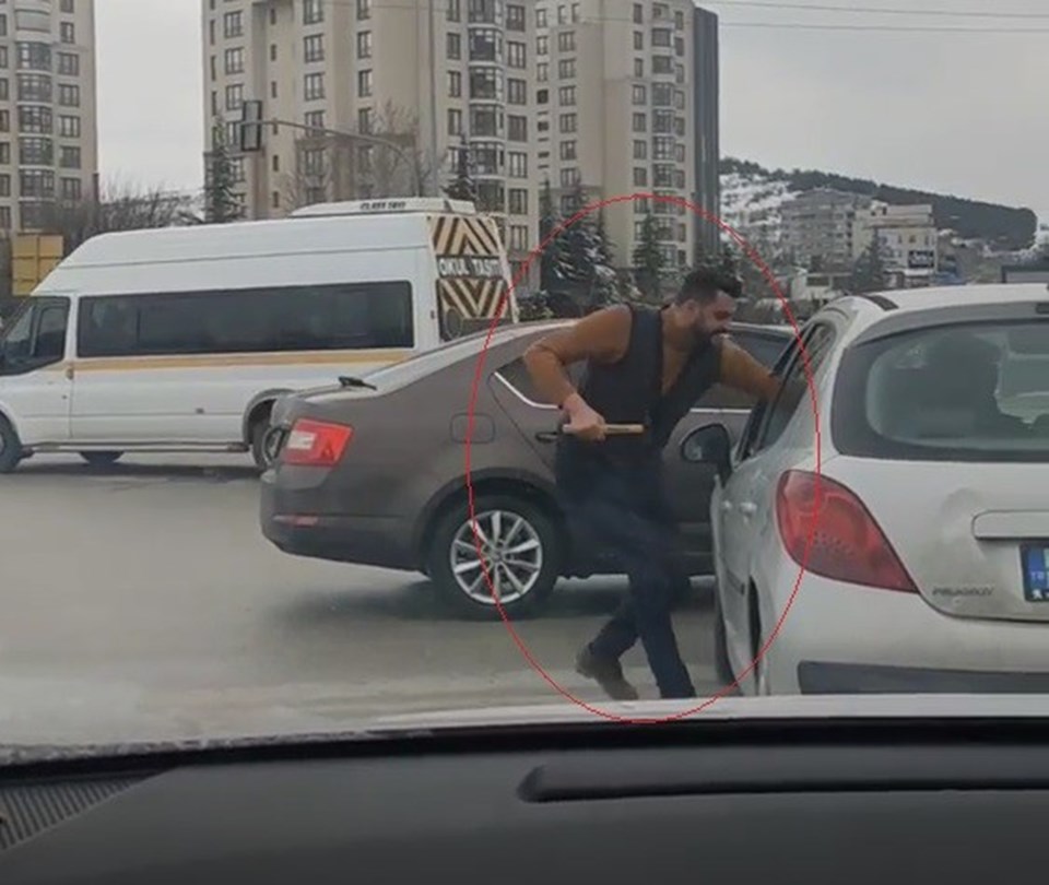Ankara’da kırmızı ışıkta geçtiği için kendisini uyaran sürücüye çekiçle saldırdı - 1