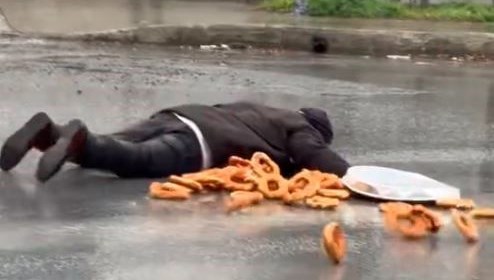 Dilencilerin yeni oyunu: Bayılma numarasıyla duygu sömürüsü