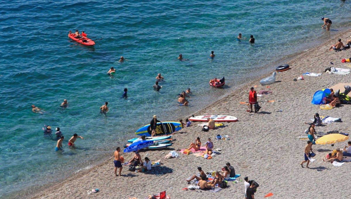 Termometreler 37 dereceyi gösterdi: Antalya'da sahiller doldu taştı