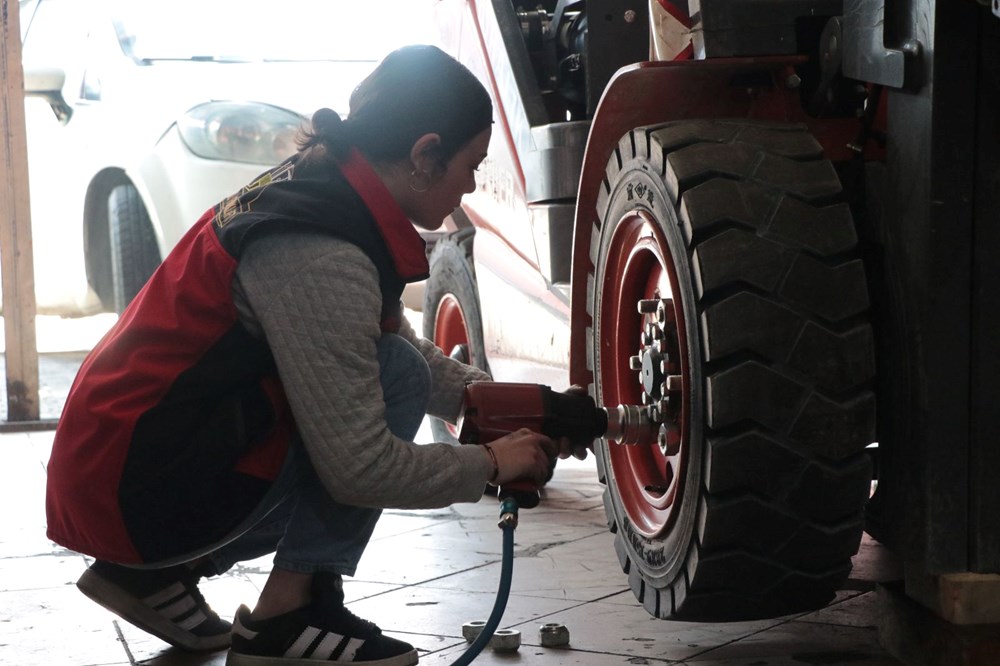 Sıradışı Bir Kariyer: Melike Hanım'ın Forklift Servisindeki Çıraklık Serüveni 74 EMBGnYyw8USoqVk kzNKFg