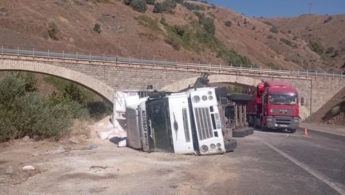 Elazığ TIR devrildi: 1 yaralı Elazığ TIR devrildi: 1 yaralı