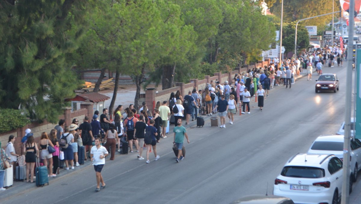 3 günlük tatil başladı: Midilli Adası'na geçişlerde yoğunluk 3 günlük tatil başladı: Midilli Adası'na geçişlerde yoğunluk