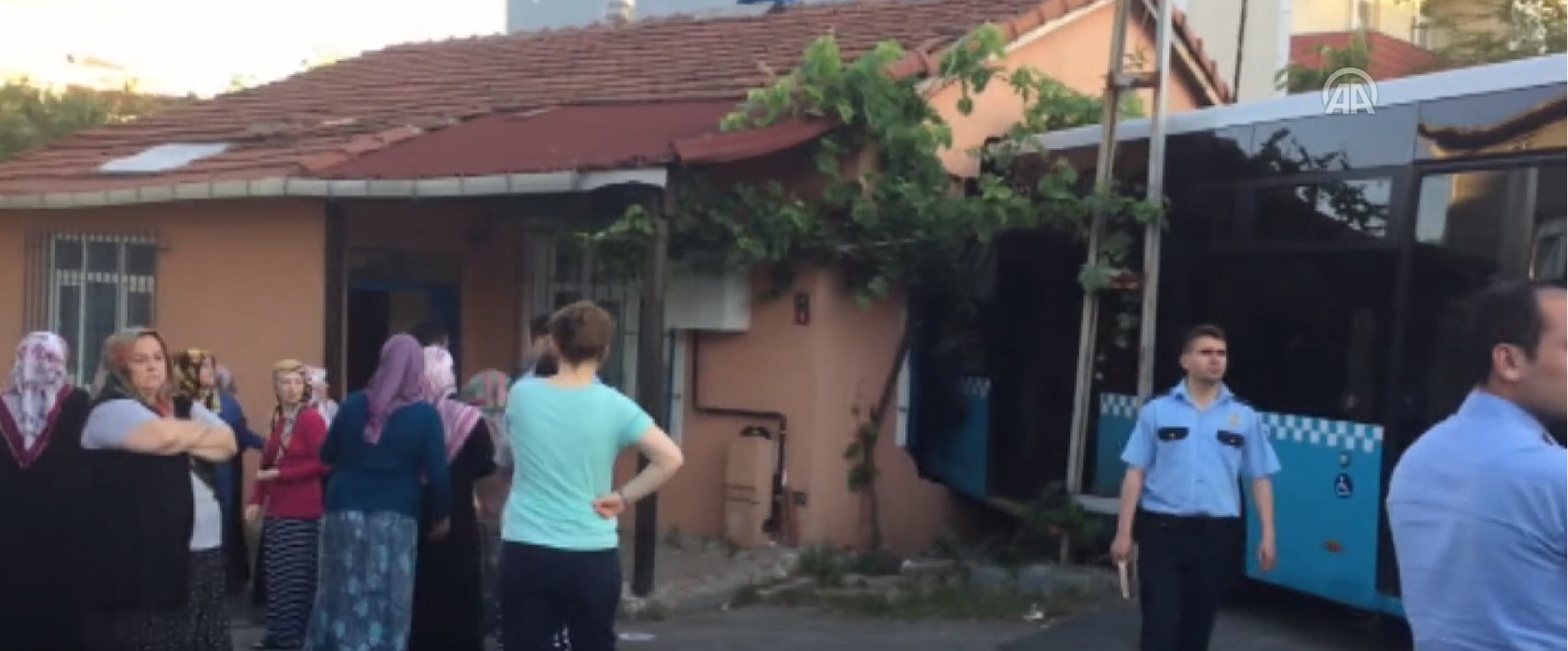 Ümraniye�de halk otobüsü eve çarptı NTV