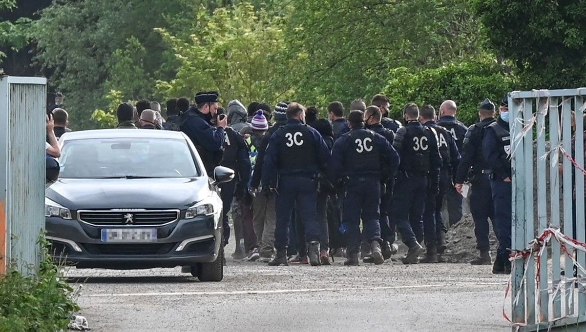 Fransa'da polis, Manş Denizi sınırındaki göçmen kampını dağıttı Fransa'da polis, Manş Denizi sınırındaki göçmen kampını dağıttı
