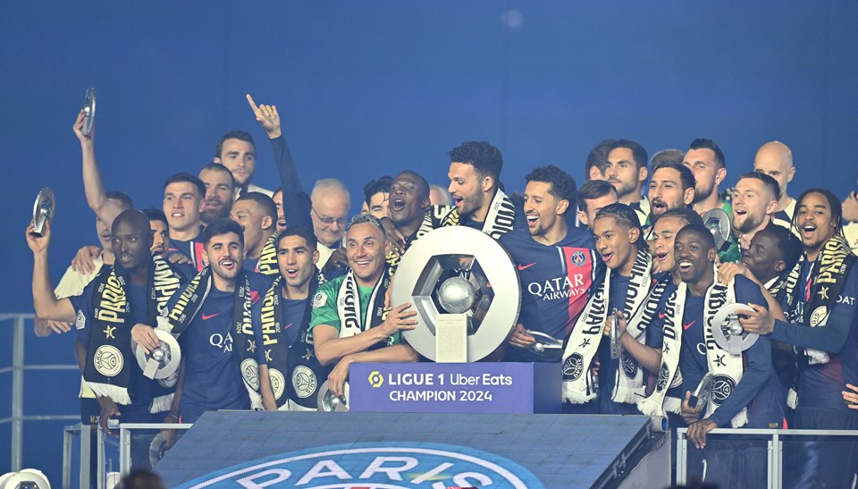 Ligue 1'de şampiyon PSG kupasını kaldırdı - 1