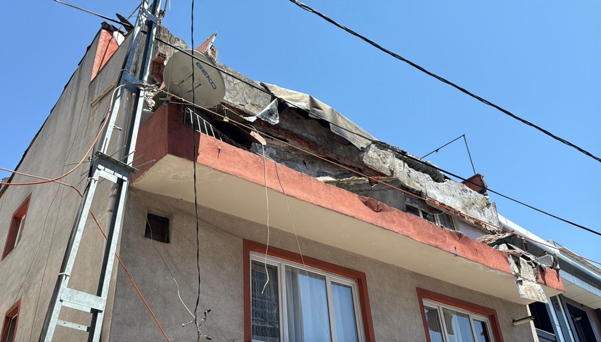İstanbul'da üç katlı binanın balkonu çöktü İstanbul'da üç katlı binanın balkonu çöktü