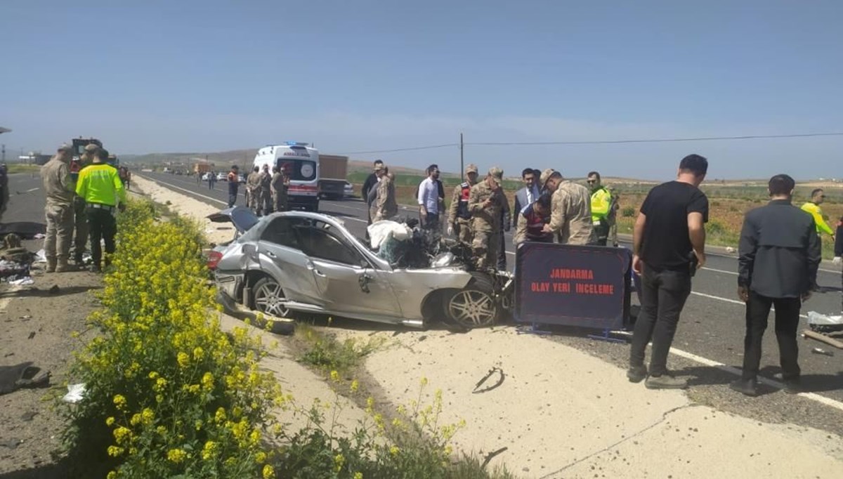 Şanlıurfa'da otomobil ile kamyon çarpıştı: Çok sayıda ölü ve yaralı var Şanlıurfa'da otomobil ile kamyon çarpıştı: Çok sayıda ölü ve yaralı var