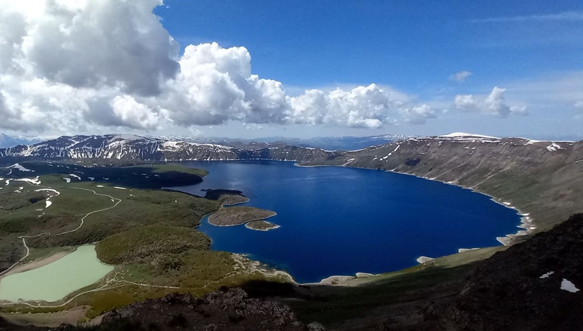 Nemrut Kalderası'nın bir yanı kar bir yanı bahar Nemrut Kalderası'nın bir yanı kar bir yanı bahar