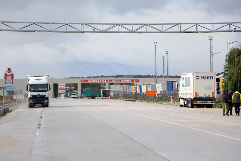 Balkanlar’da yoğun kar yolları kapattı, Edirne’de 20 kilometre kuyruk oluştu - 5