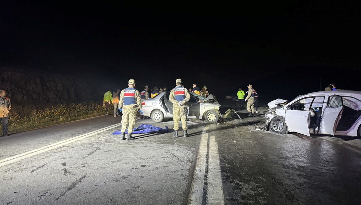 Gaziantep'te iki otomobilin çarpıştığı kazada 2 kişi öldü, 5 kişi yaralandı