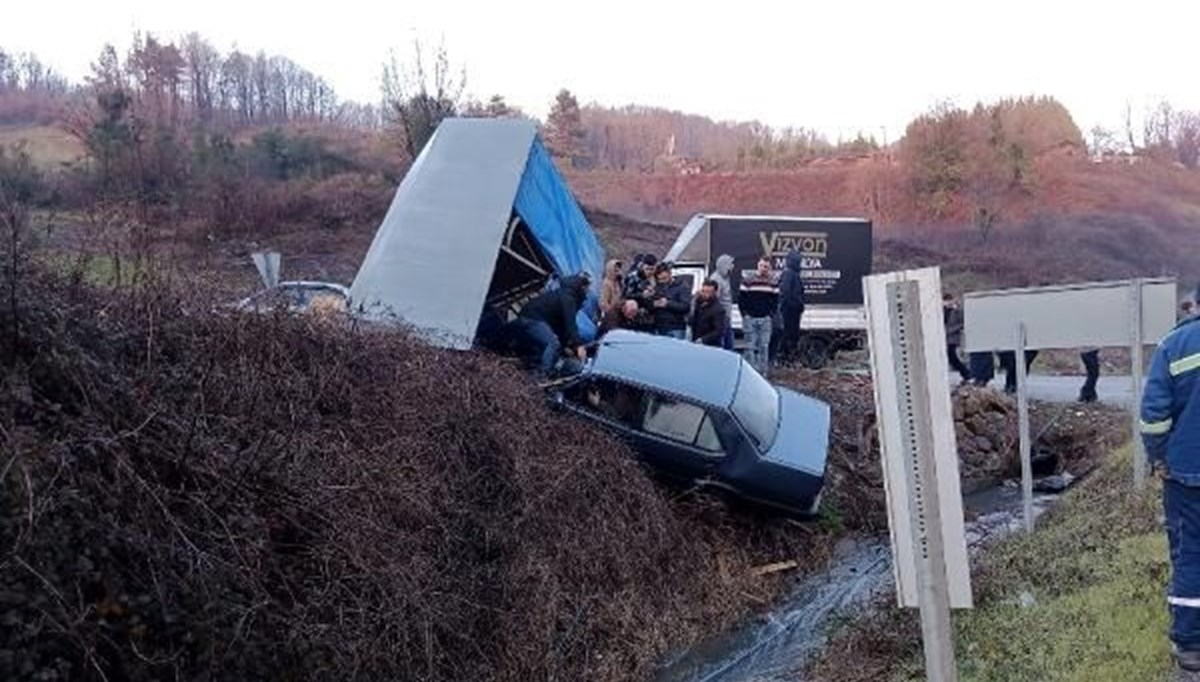 Otomobil dere yatağına savruldu: 1 ölü, 1 yaralı Otomobil dere yatağına savruldu: 1 ölü, 1 yaralı