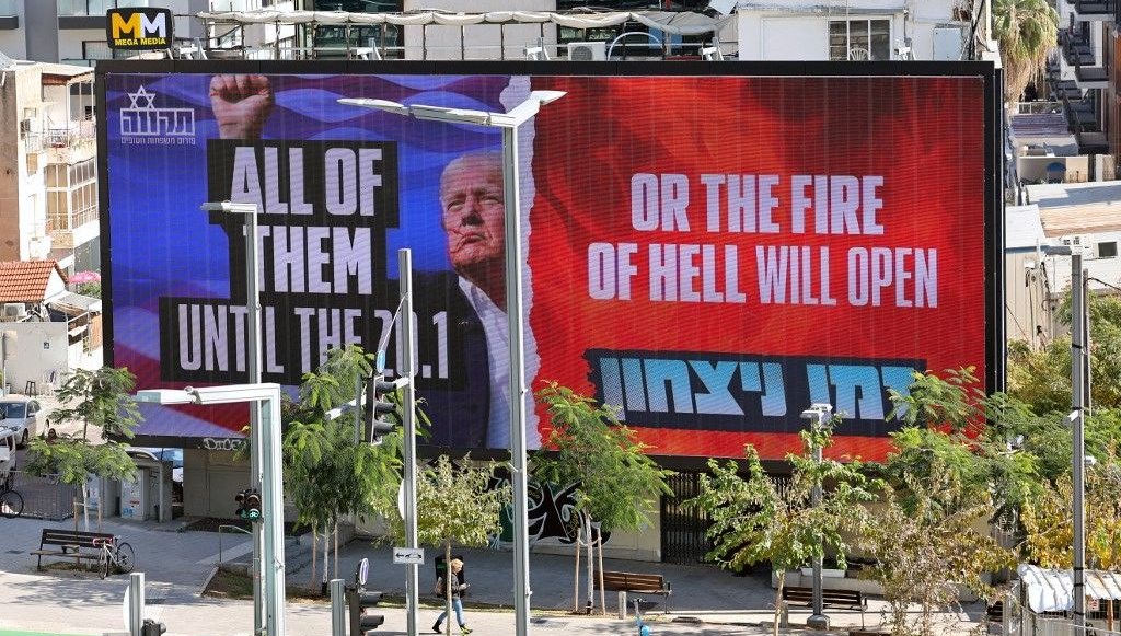 Tel Aviv'de devasa Trump panosu: 