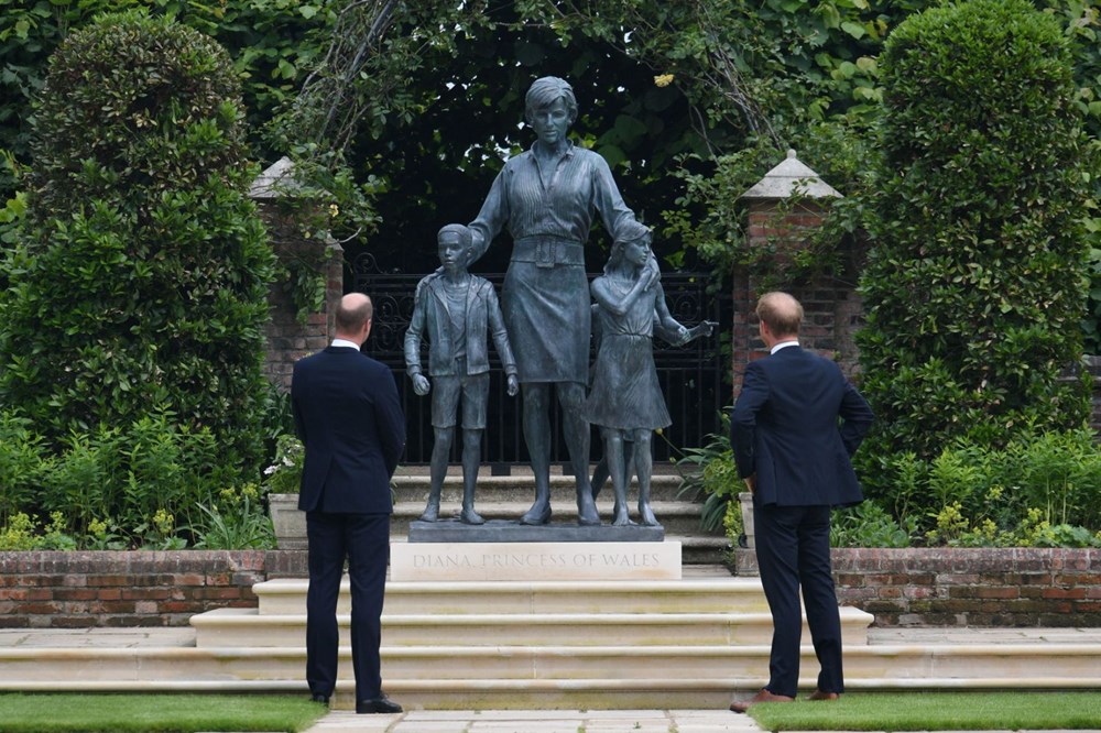 Prenses Diana'nın 60'ıncı doğum gününde Kensington Sarayı'nda heykelinin açılışı yapıldı - 13