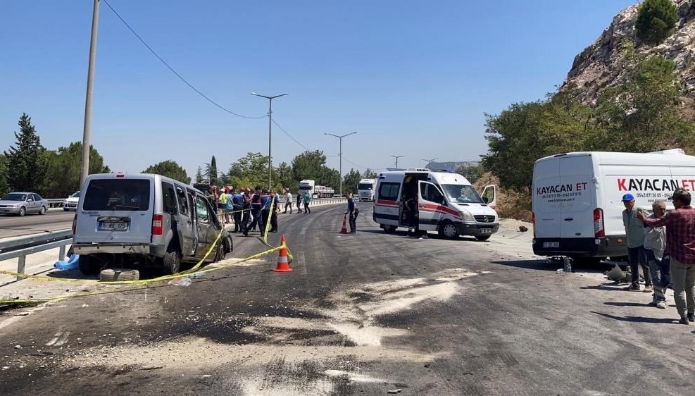 Tek şeride düşen yolda kaza: Bir ölü, altı yaralı