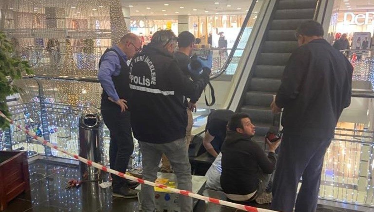 2 yaşındaki çocuğun yürüyen merdivene sıkışan 3 parmağı koptu 2 yaşındaki çocuğun yürüyen merdivene sıkışan 3 parmağı koptu