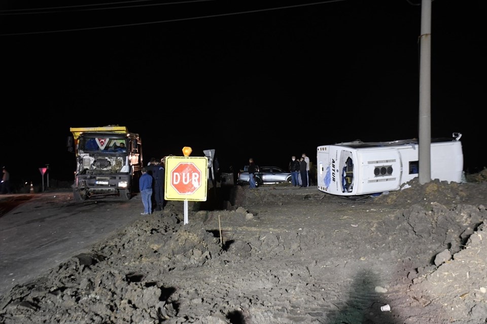 Tekirdağ'da kamyonla işçi servisi çarpıştı: 1 ölü, 14 yaralı - 1