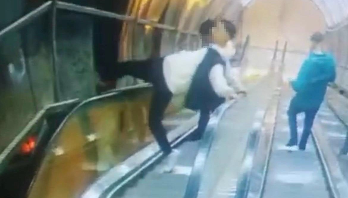 Üst geçidin korkuluklarına zarar verdiler