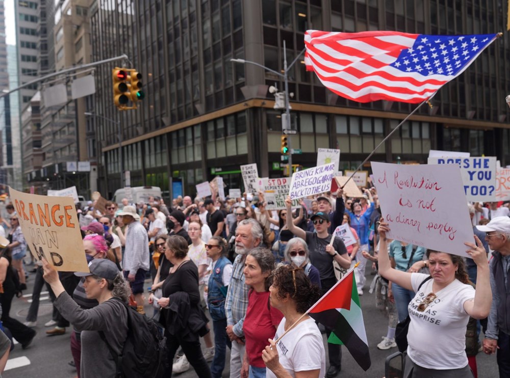 ABD'de Trump karşıtı gösteriler: Farklı eyaletlerde binlerce kişi toplandı - 1