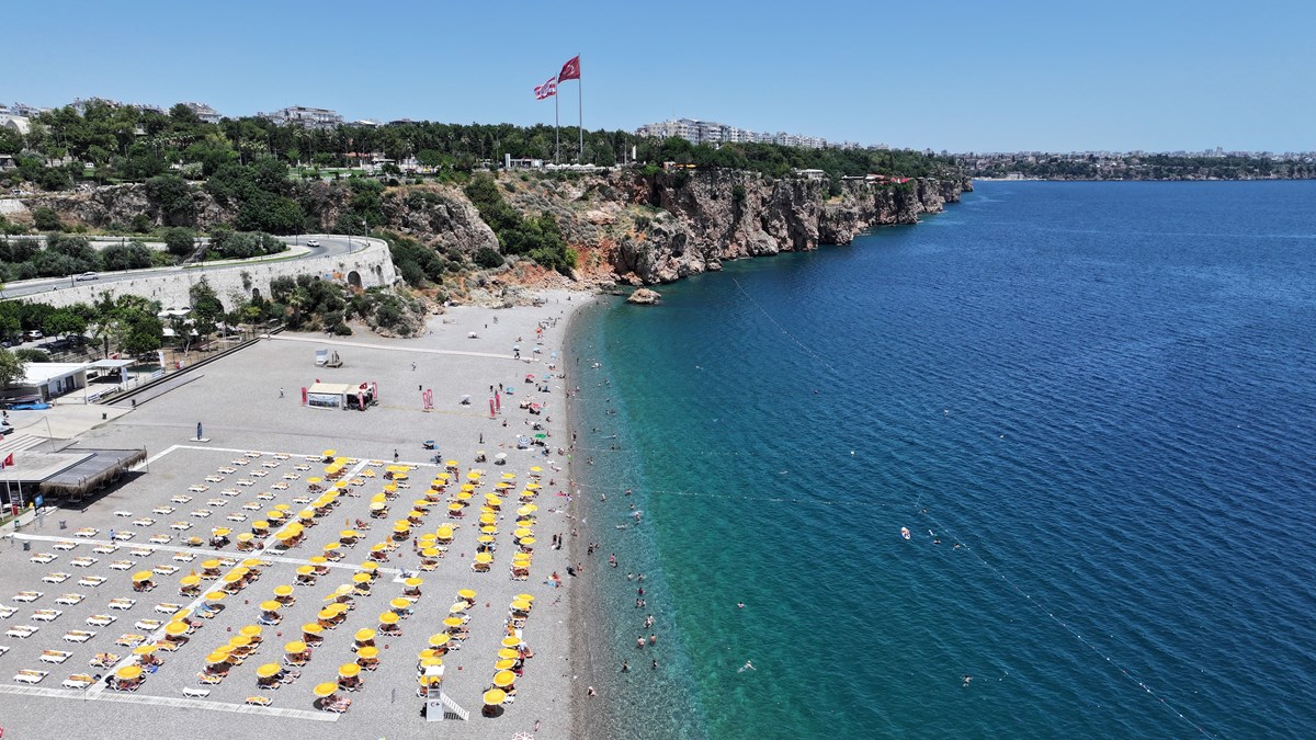 Konyaaltı Sahili başta olmak üzere kentin farklı plajlarında yoğunluk oluşturdu.