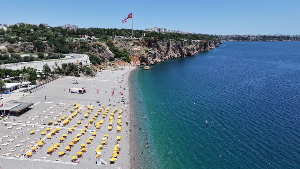 Yerli ve yabancı turistler Konyaaltı Sahili'ne akın etti - 1