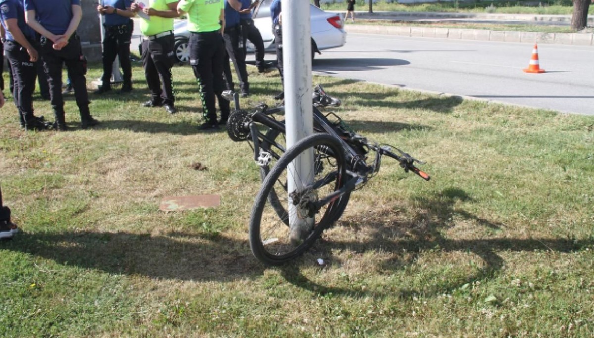 Motosiklet ile bisiklet çarpıştı; 2 yaralı Motosiklet ile bisiklet çarpıştı; 2 yaralı