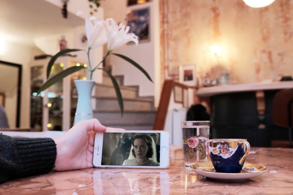 Sadece evde ve yolda değil tuvaletlerde de film ve dizi izliyoruz (Netflix Araştırması) - 1