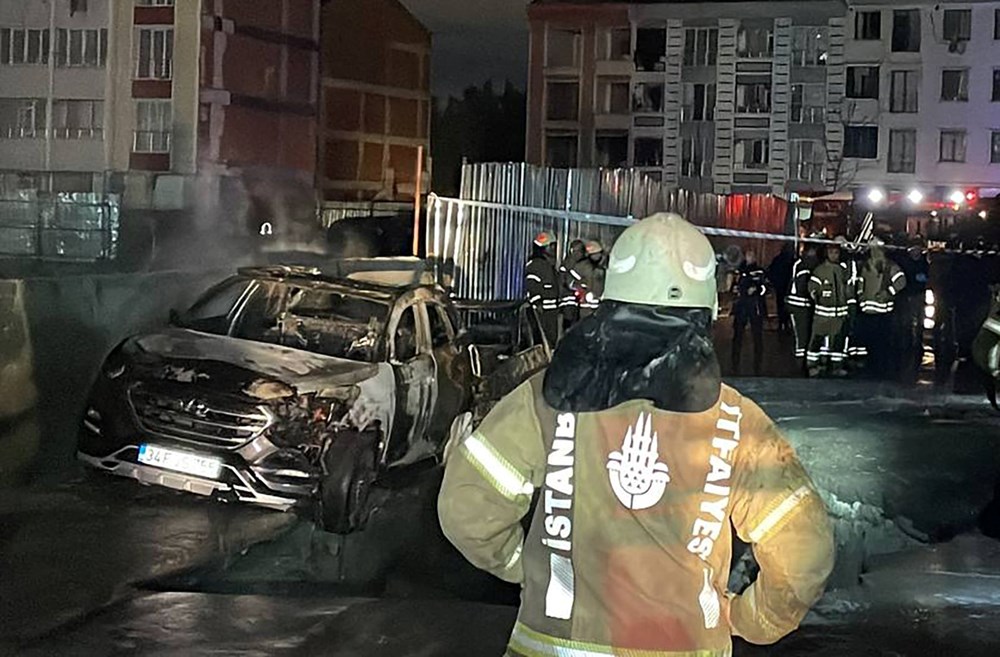 Zeytinburnu'nda doğalgaz borusu patladı: Yol çöktü, 4 araç yandı - 3