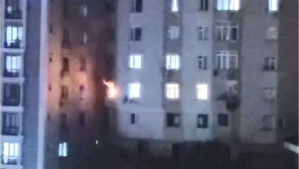 Balkondaki kombi alev aldı, apartman sokağa döküldü