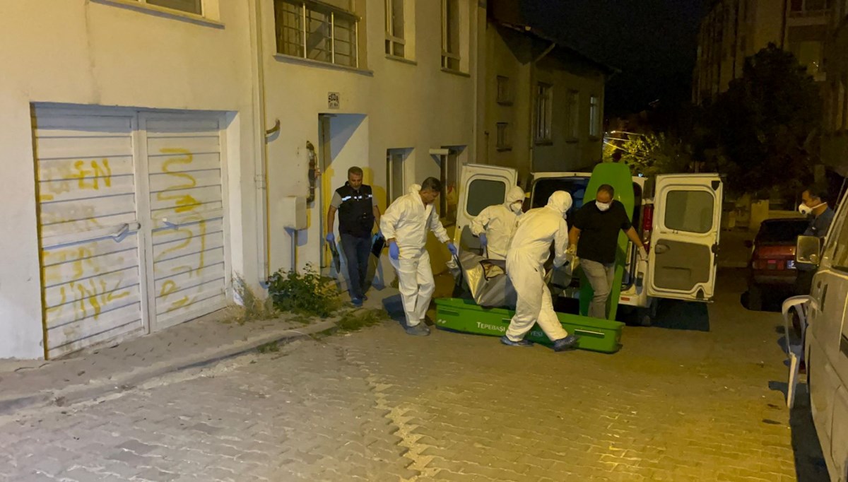 Kötü koku yayılan dairede 68 yaşındaki adamın cansız bedeni bulundu Kötü koku yayılan dairede 68 yaşındaki adamın cansız bedeni bulundu