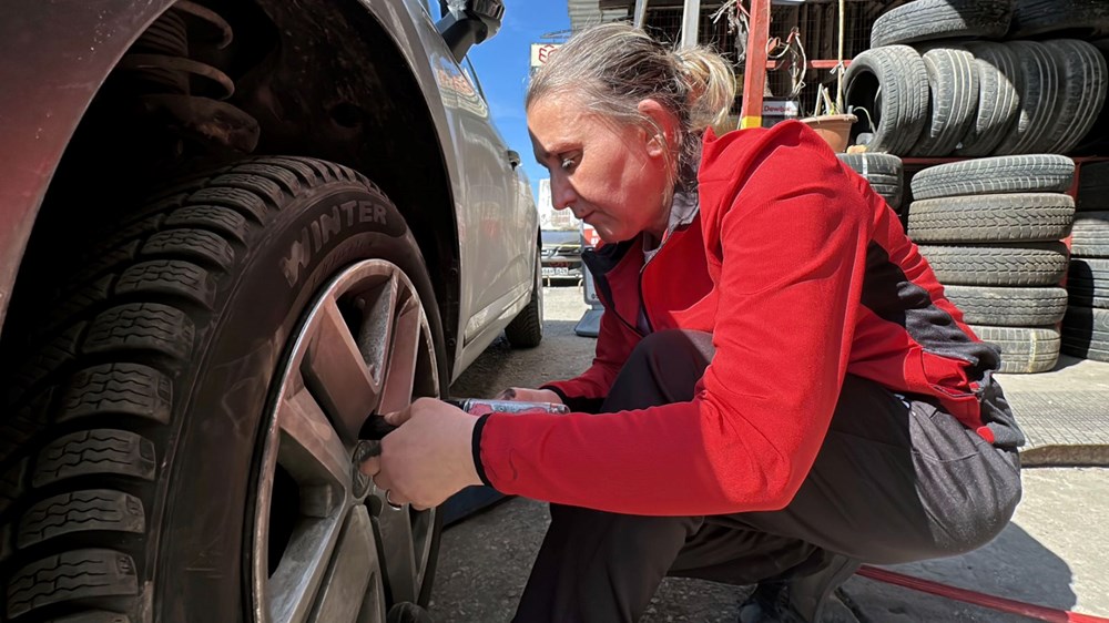 54 Yaşındaki Kadın Kanserle Mücadeleyi Kazandı ve Lastik Tamirinde Zafer Kazandı. 75 ETsmqUwCCk2XQKAd 8IpPw
