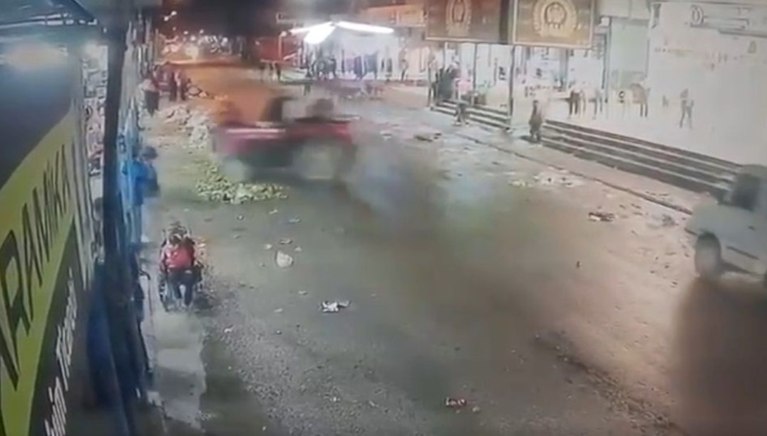 Adana'da traktörle caddeyi birbirine kattılar