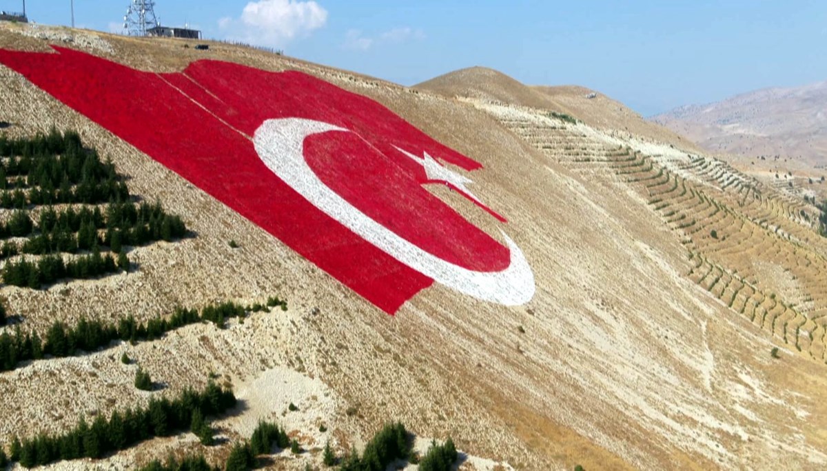 Türkiye'nin en büyük bayrağı: Bittiğinde şehrin her yerinden görünecek