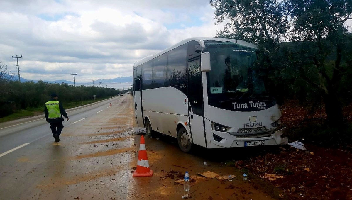 İşçi servisi ile TIR kafa kafaya çarpıştı: 8 yaralı