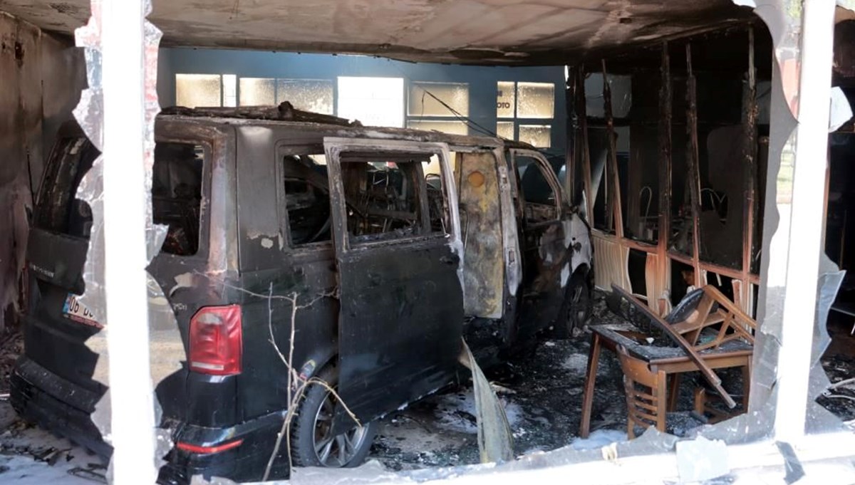 Kayseri'de oto galeride yangın: 6 araç hasar gördü Kayseri'de oto galeride yangın: 6 araç hasar gördü