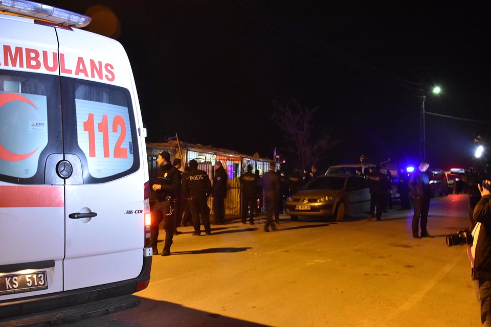Konya'da iki grup arasında bıçaklı kavga: 1 ölü 1'i polis 4 yaralı - 1