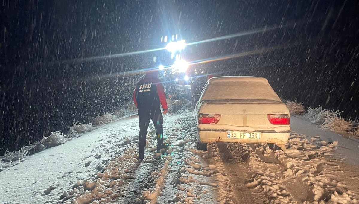 Şiddetli kar yolda bıraktı