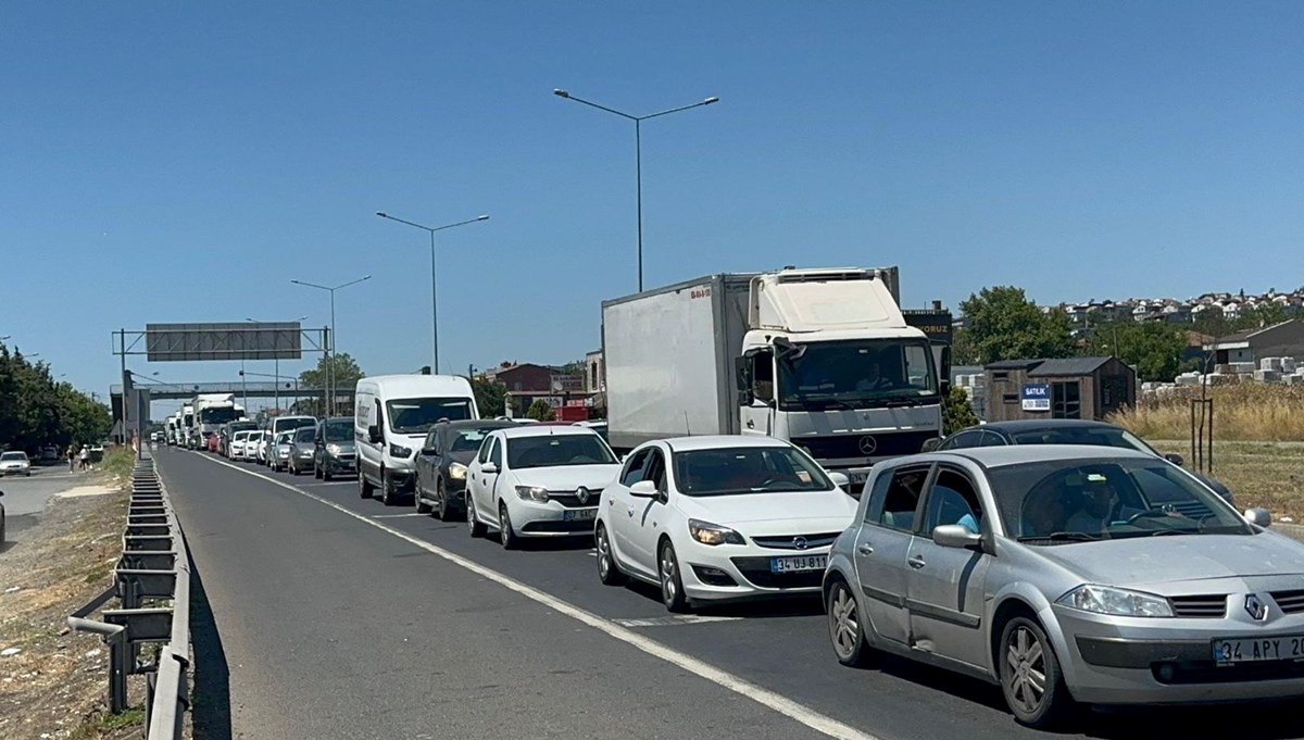 Tatilciler dönmeye başladı! Tekirdağ'dan İstanbul yönüne araç yoğunluğu